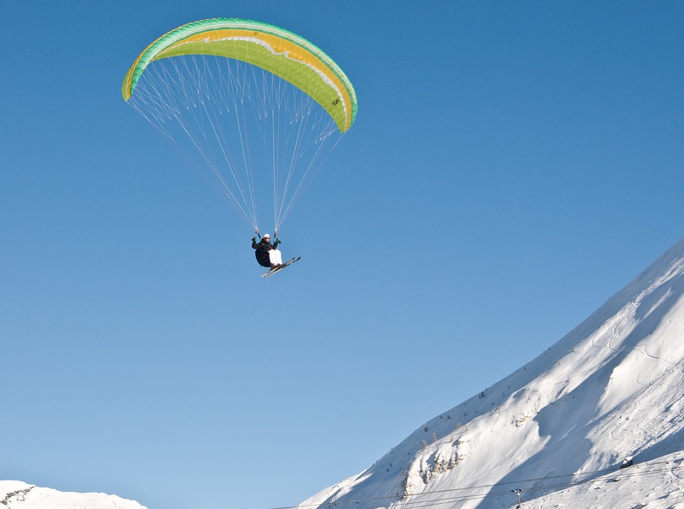 3 activités pour découvrir la montagne vue du ciel en hiver